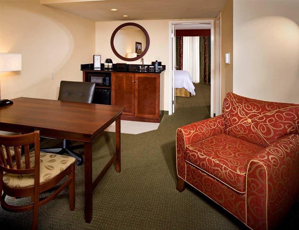 Embassy Suites Dallas - Park Central Area Room photo