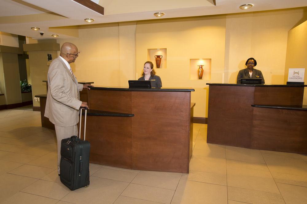 Embassy Suites Dallas - Park Central Area Interior photo