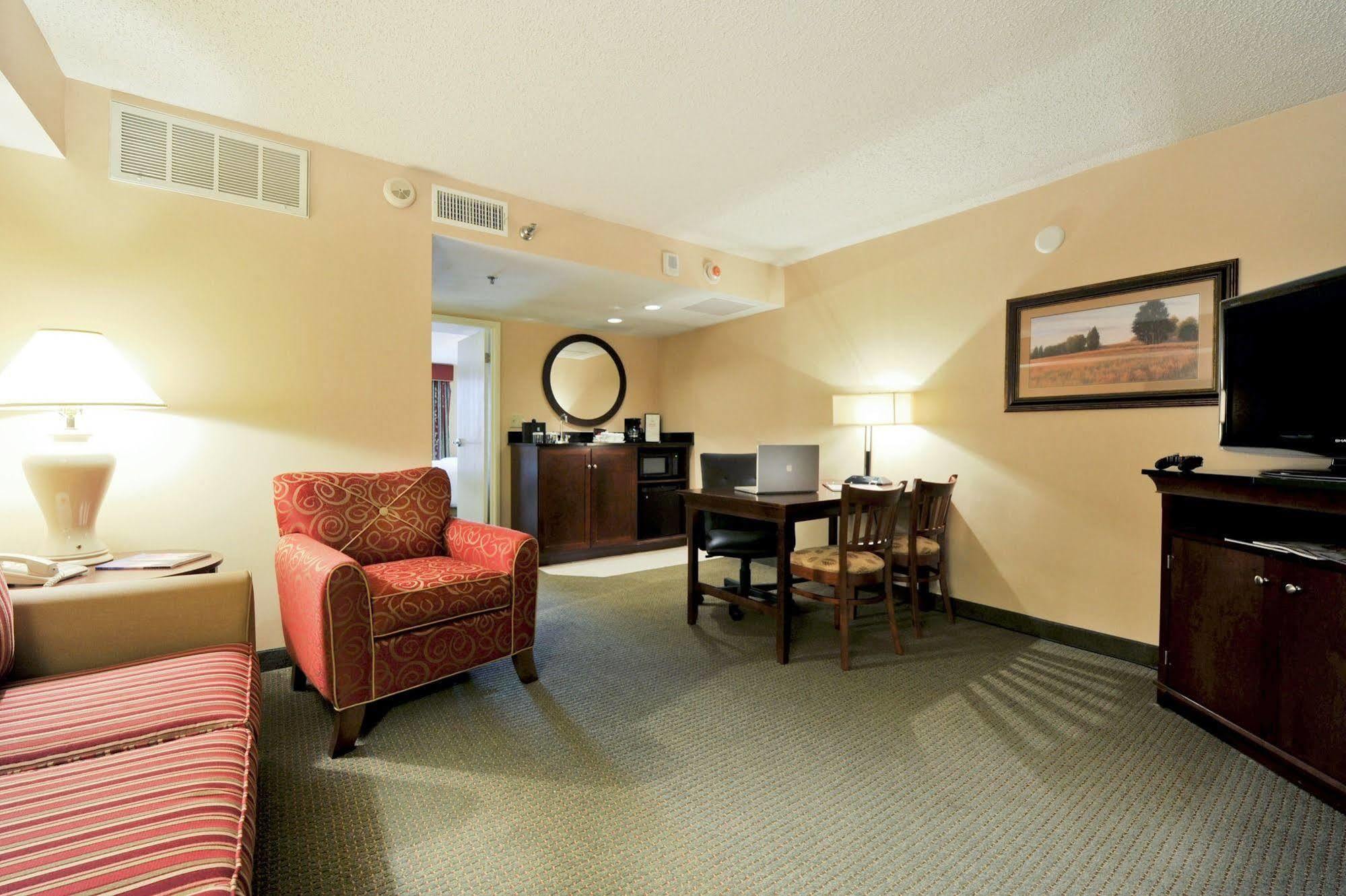 Embassy Suites Dallas - Park Central Area Room photo