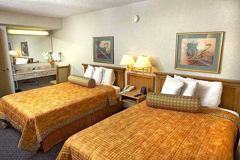 Embassy Suites Dallas - Park Central Area Room photo